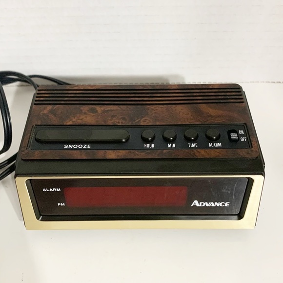 Vintage Advance Model 3142 Digital Alarm Clock Electric and Battery Powered ⏰ - Picture 3 of 9